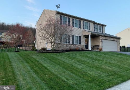 319 Braddock Dr, Etters, PA 17319-8939