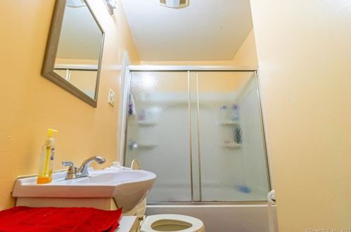 28 Oak St, Norwich CT  06360-5111 exterior