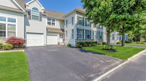 4 Yellowstone Loop, Bohemia, NY 11716-4123
