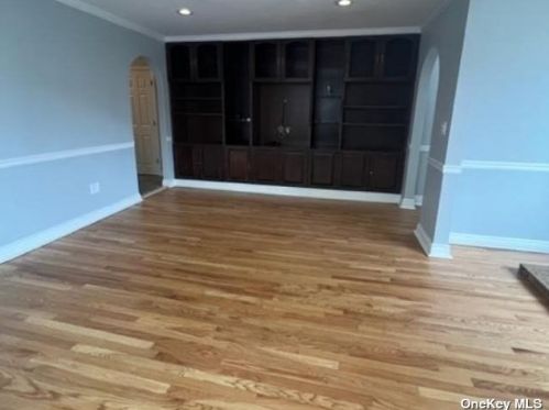 15 Ingraham Ln, New Hyde Park NY  11040-4237 exterior