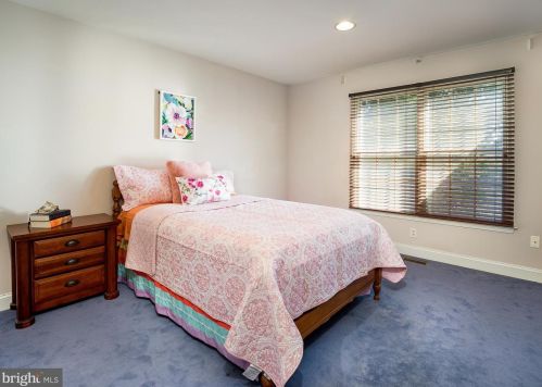 1136 Pebble Spg Dr, Berwyn PA 19312-2148 exterior