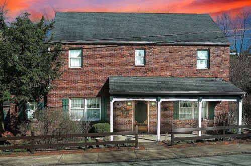 102 Earl Dr, Trafford, PA 15085-1185