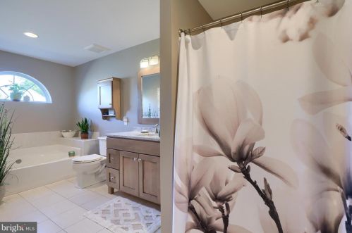 34 Red Leaf Ln, Lancaster PA 17602-7000 exterior