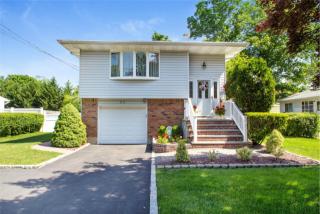 33 Orchard St, Hauppauge, NY 11788-4919