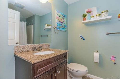 15 Country Club Dr, Gales Ferry CT  06339-1714 exterior