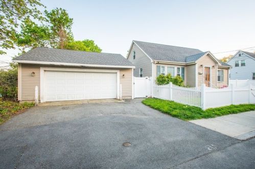 28 Leavitt St, Salem, MA 01970-4948