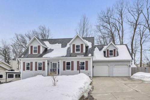 2109 Oakwood Dr, Green Bay, WI 54304-1966