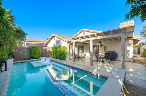 51915 Avenida Alvarado, La Quinta CA  92253-3190 exterior