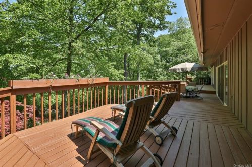 12 Fawn Hl Rd, Tuxedo Park NY  10987-3531 exterior