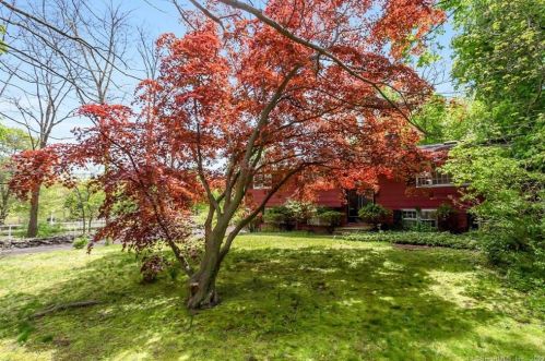 6 Pond Rd, Stamford, CT 06902-1816