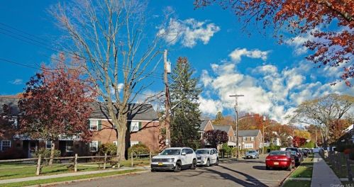 75 Robins Cres, New Rochelle NY  10801-1003 exterior