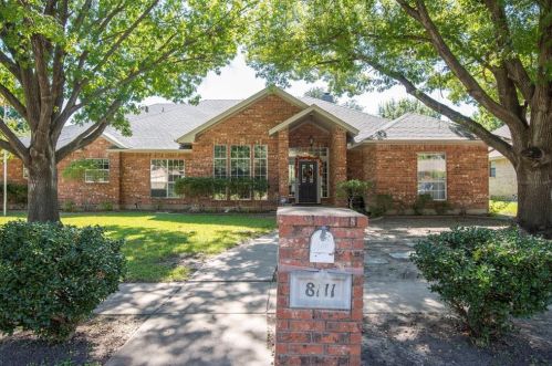 8111 Meadowside Dr, Fort Worth, TX 76116-1454