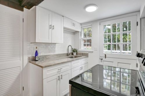 93 Boulevard Dr, Danbury CT  06810-7254 exterior