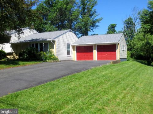 2237 Horseshoe Dr, Pottstown, PA 19464-1528