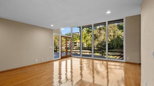 1942 Los Encinos Ave, Glendale CA  91208-2113 exterior