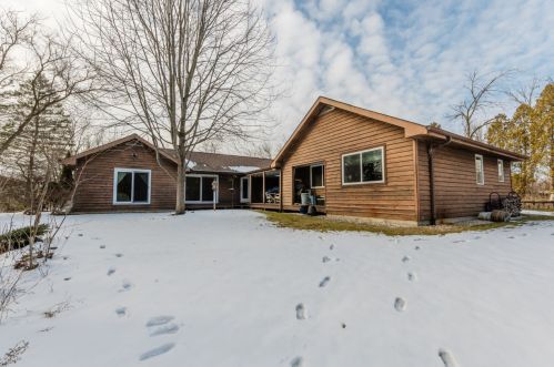 8801 Hart Dr, Waterford WI  53185-1364 exterior