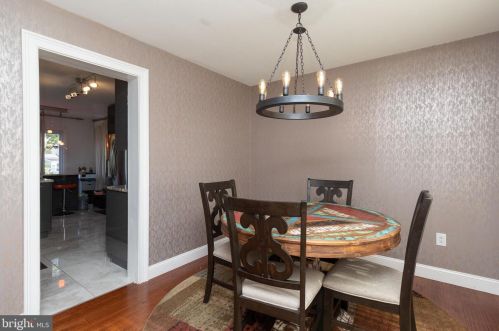 8 Huntingdon Dr, Southampton, PA 18966-1098