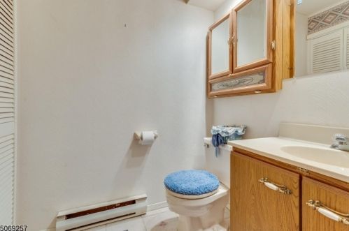 6 Summit Ct, Annandale NJ  08801-1501 exterior