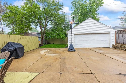 2524 60, Milwaukee WI 53219-2621 exterior