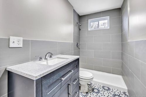 390 Marina Dr, Stratford CT  06614-2934 exterior