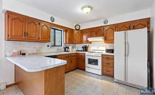 232 Kamena St, Fairview NJ  07022-1705 exterior