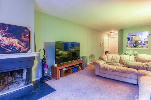 1012 Meadow Ct, Helmetta, NJ 08828-1136