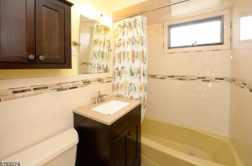 32 Winslow Pl, West Paterson NJ  07424-2924 exterior