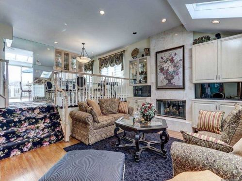 2563 Ocean Ave, North Bellmore NY  11710-3830 exterior