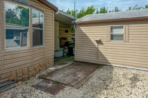 1525 Pleasant St, Tavares FL  32778-4001 exterior