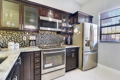 6704 193rd Ter, Hialeah FL  33015-2454 exterior