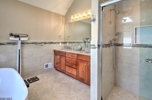 16 Steeple Chase Ct, Bedminster NJ  07921-1638 exterior