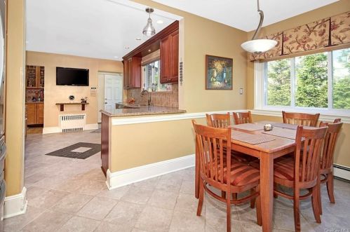 282 Ridgeway, White Plains NY  10605-4113 exterior