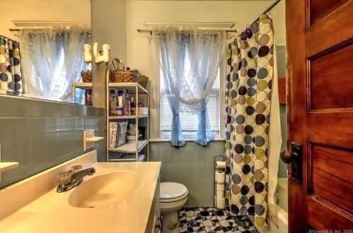 76 Savoy St, Bridgeport CT 06606-4122 exterior