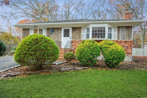 82 Washington Ave, Holtsville, NY 11742-1029