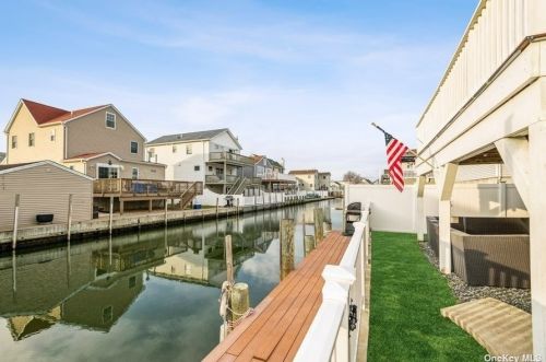 849 Arctic St, North Lindenhurst, NY 11757-6208