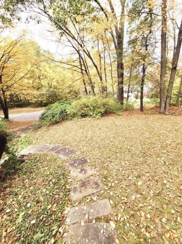 22 Burnwood Dr, Bloomfield, CT 06002-2202