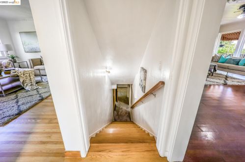 21561 Knoll Way, Hayward CA  94546-6860 exterior