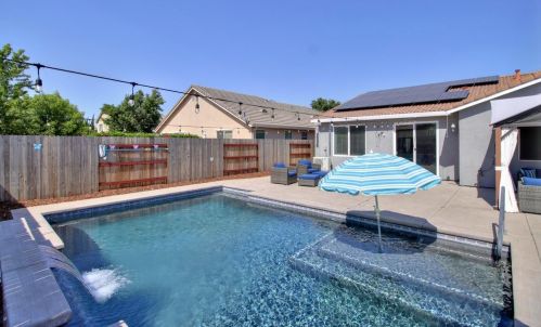 9674 Two Harbors Dr, Elk Grove CA  95624-4491 exterior