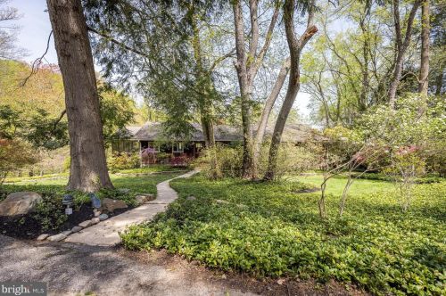 3 Little Wood Ln, Wilmington, DE 19807-2423