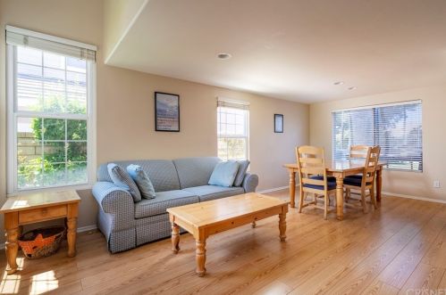 27543 Courtview Dr, Santa Clarita CA  91354-1601 exterior