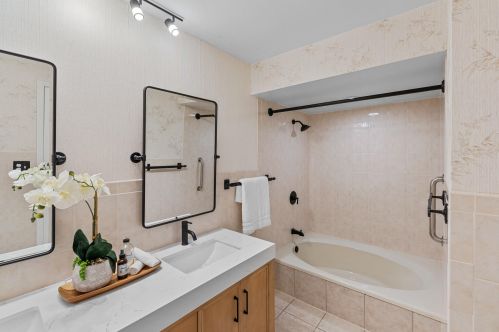 2414 Lagoon Ct, Thiensville WI  53092-5549 exterior