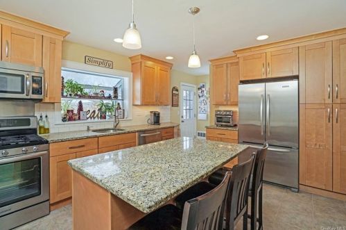 42 Avondale Rd, White Plains NY  10605-4641 exterior