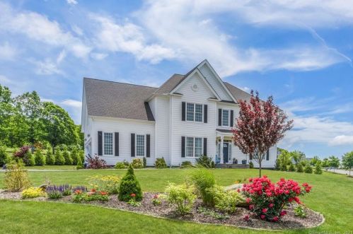 2 Peach Ln, East Lyme, CT 06333-1180