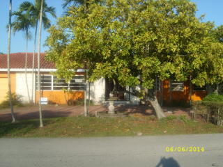 19611 Oakmont Dr, Hialeah, FL 33015-2011