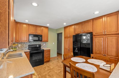 149 Highland Ave, Chenequa, WI 53029-2223