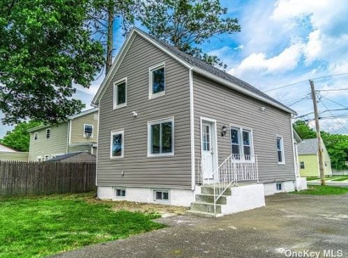 209 Costar St, Westbury NY  11590-3605 exterior