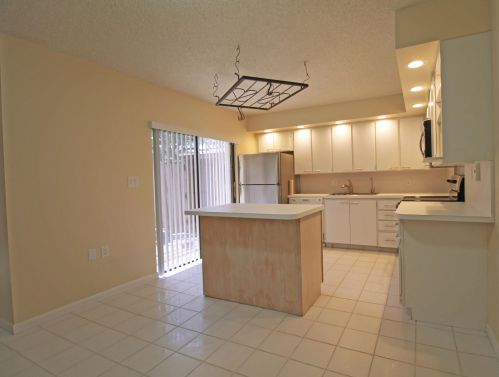 822 8th Ct, West Palm Beach, FL 33410-5108
