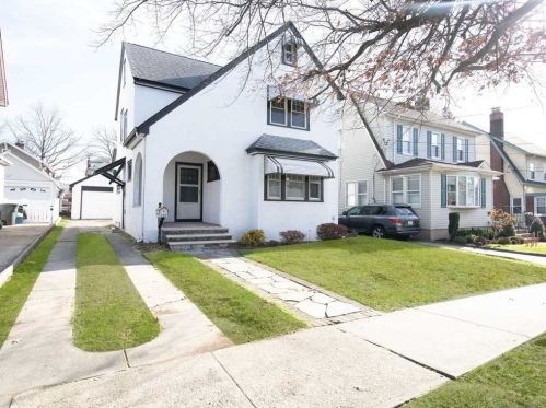 227 Plainfield Ave, Floral Park, NY 11001-2734