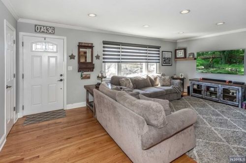 50 Sioux Ave, Oakland, NJ 07436-2133
