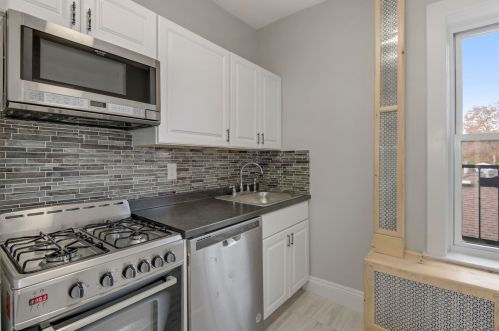 122 39th St, Bayonne, NJ 07002-1976